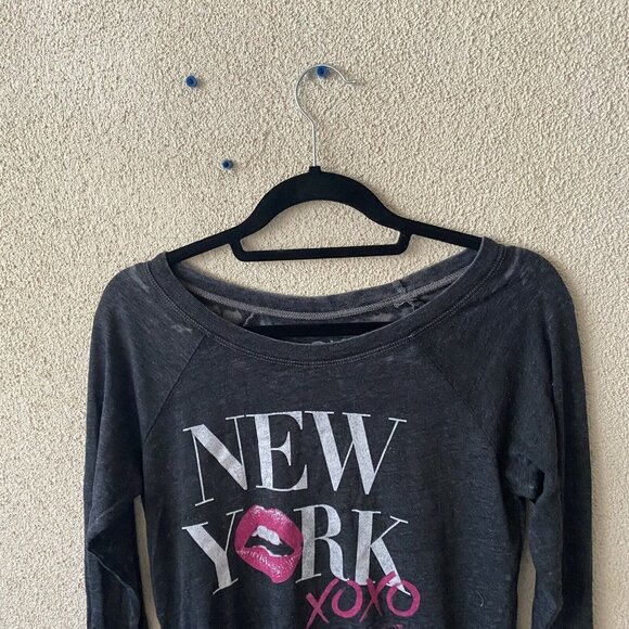 Chaser Revolve Top Black “NEW YORK XOXO" Lips Long Sleeve Sweater NEW Small - Picture 5 of 11